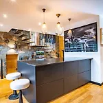 شاليه Stylish With A Swimming Pool And Hot Tub *