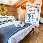 Alpesi faház Stylish With A Swimming Pool And Hot Tub