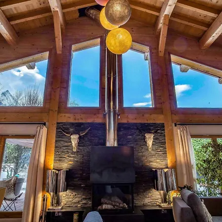 Stylish With A Swimming Pool And Hot Tub 木屋 霞慕尼