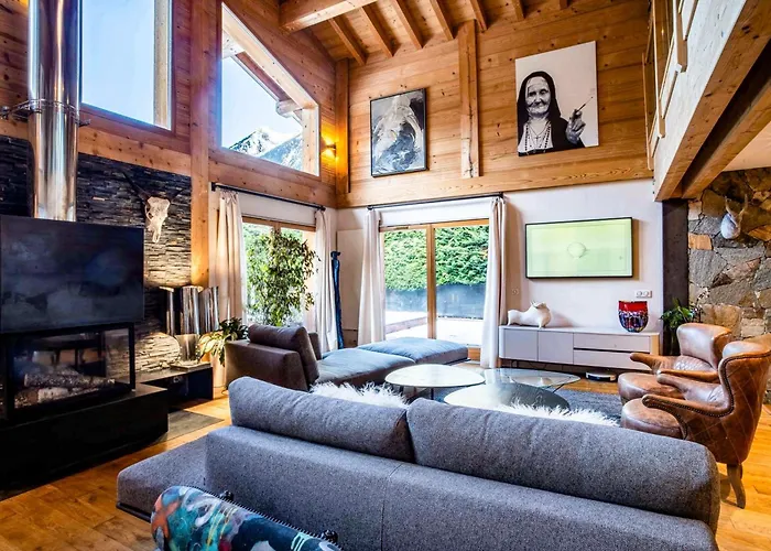 Dağ evi Stylish Chalet With A Swimming Pool And Hot Tub Chamonix