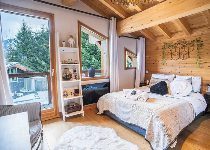 Stylish Chalet With A Swimming Pool And Hot Tub *