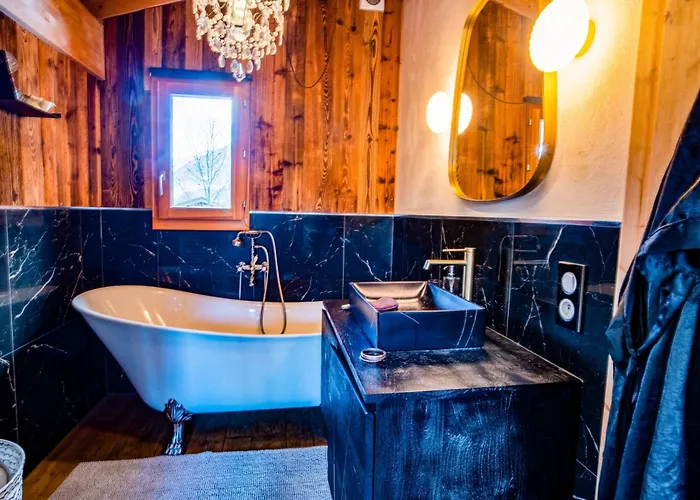 Stylish Chalet With A Swimming Pool And Hot Tub *