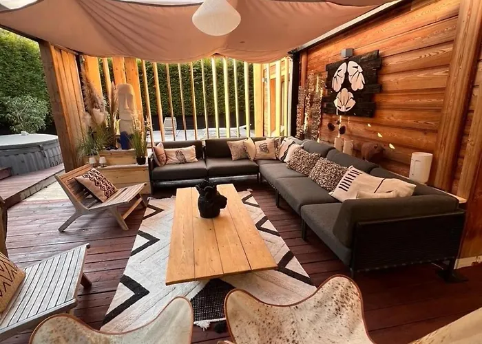 Stylish With A Swimming Pool And Hot Tub 霞慕尼