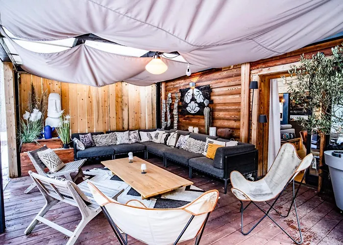 Stylish With A Swimming Pool And Hot Tub 霞慕尼